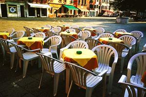 お洒落なデスクライトは通販で買えます